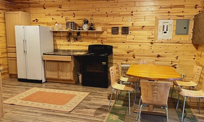 Algoma District House | No neighbors, 2 km Lake Superior and river shoreline, 1,800 sq ft house