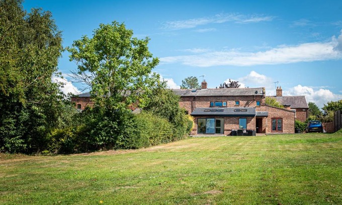 Wimbolds Trafford House | No1 Little Barrow Barns - Sleeps 10