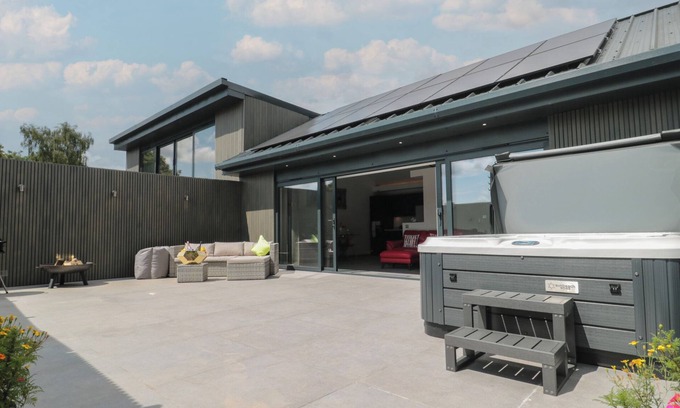 Bishop Sutton House | NOFLASH MALPAL, pet friendly, with hot tub in Bishop Sutton
