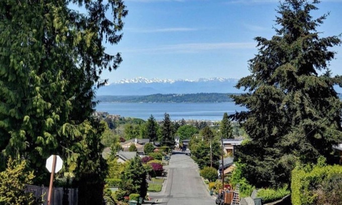The Bowl of Edmonds Apartment | NON SMOKING Private Suite in Edmonds Bowl w Sound view.