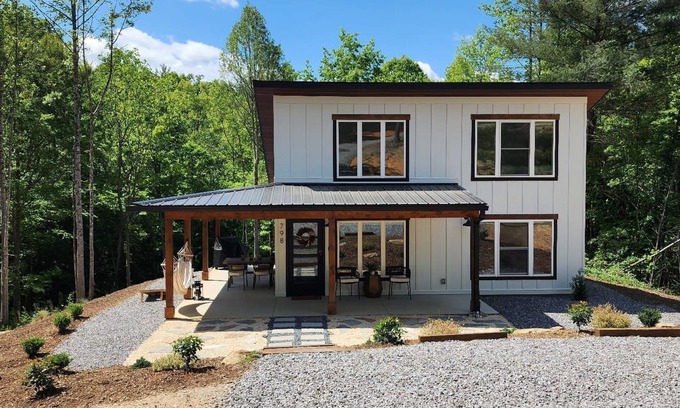 Boomer Cabin | Nook by the Brook- Secluded Luxury Mountain Getaway/Creek/Fire pit/5 Min Lake