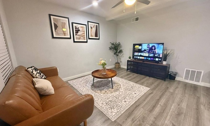 Cedars Apartment | Nordic Style Apt Near Downtown Dallas Design District | 1 BR, 1BT, sleeps upto 5