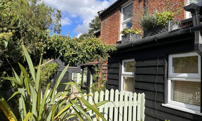 Geldeston House | Norfolk Broads Comfy Cottage. 500 yds River. Suffolk Broadland Village/Beach Hut