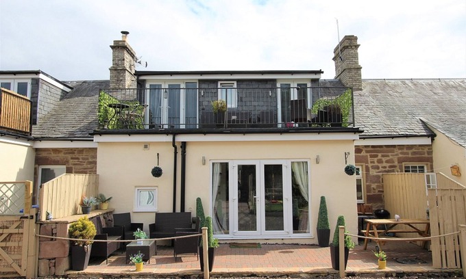 Berwick-upon-Tweed Cottage | Norham near Berwick - Sleeps 8 - 2 Bathrooms - 15 Mins Beach - Dog Friendly