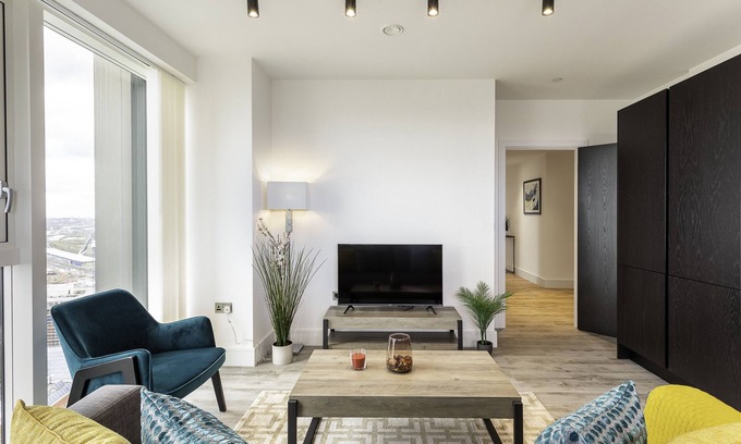 East Acton Apartment | North Acton III - 2Bed King/Twin + 2Bath + Balcony