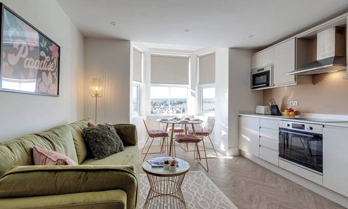 Scarborough Apartment | North Marine Villa - Apt 3 - Second floor modern apartment near North Bay Beach.