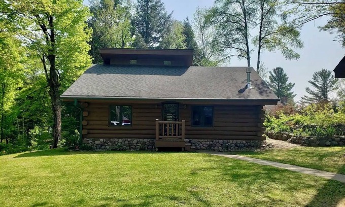 Deerbrook Cabin | Northwoods Cabin - UTV Trails, Hiking, Wi-Fi, Firepit, King Beds, Fishing