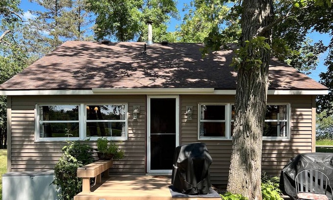Menahga Cabin | Nostalgic Northern Cabin tucked between 2 lakes & recreational river - Wadena Co