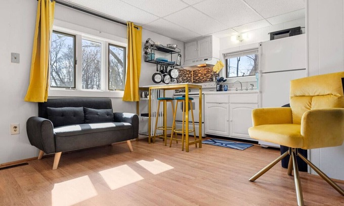 Dover Apartment | Nothing Fancy Older Apt~Walk to Downtown~ King Bed