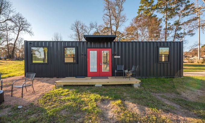 Willis House | Notorious P.I.G: 2 mins to Lake Conroe! Heated Pool, Fire Pit, Stocked Ponds