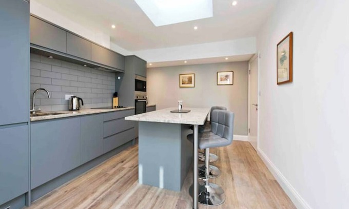 Pembridge Apartment | Notting Hill Chic sleeps 4-5 - 2 bedrms/2 bathrms-one en-suite + single SofaBed