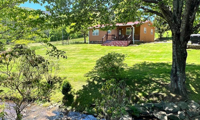 West Jefferson Cabin | NOW BOOKING - Kickback Creek - Cabin On Babbling Creek, W/WIFI & Fire Pit!