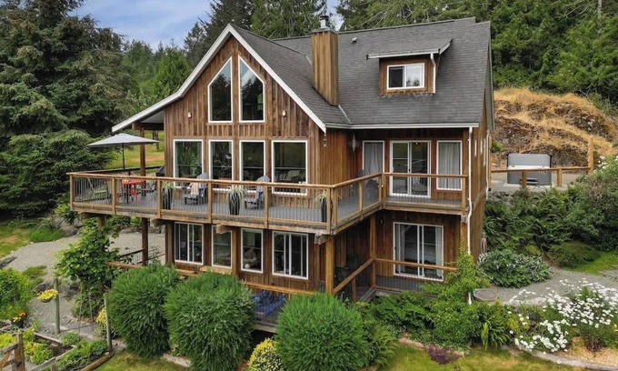 Otter Point House | Nowhere Sooke Escape