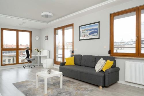 Srodmiescie Apartment | Nowoczesny Apartament Blisko Rzeki we Wrocławiu z Biurkiem i Parkingiem by Noclegi Renters