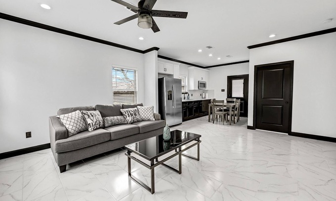 Riverside Terrace House | NRG STADIUM/MED CENTER AREA NEW BUILD IN QUAINT TREE LINED HISTORC NEIGHBORHOOD