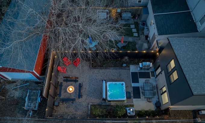 East Market District House | NULU-Fire Pit-Hot Tub-BBQ-King Bed-Fast Wifi