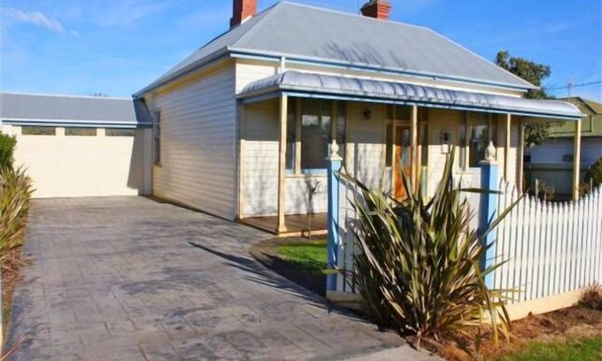 Hamilton House | Number 12 - located at Hamilton VIC