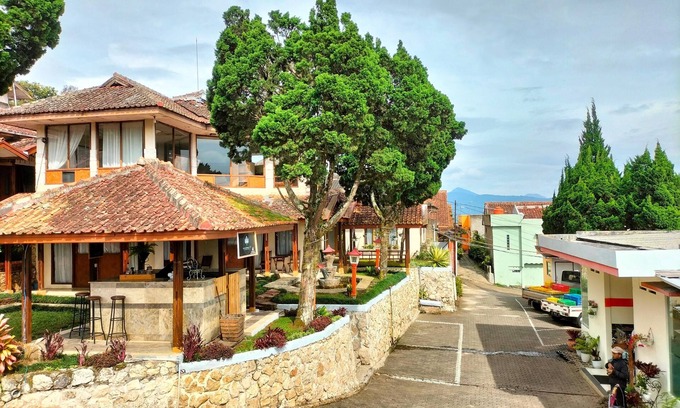 Lembang Hotel | Nur Alam Hotel Lembang, sebuah penginapan yang tenang di tengah asri Lembang.