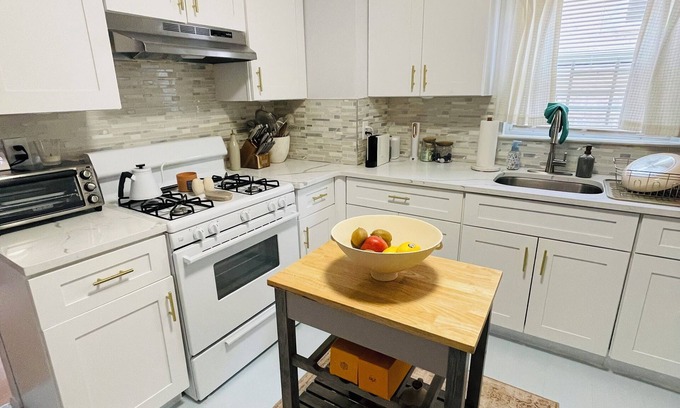 East Flushing Apartment | NY Presbyterian, US Open, CitiField : 1-bedroom apt w/Patio in Flushing East