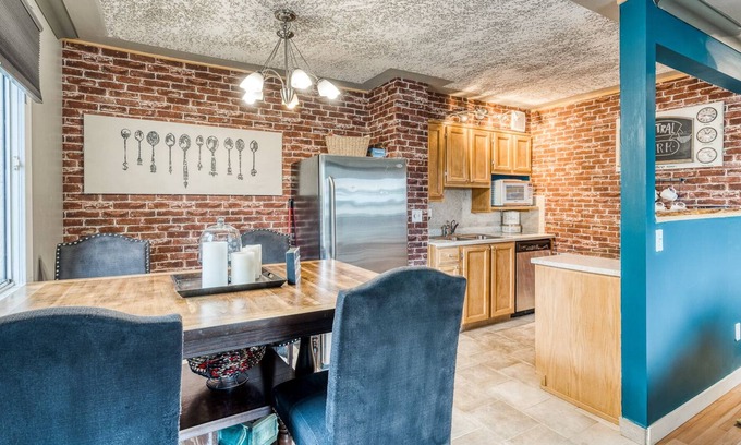 Mission District Apartment | NY Theme Condo off of 17th Ave/Near the Saddledome