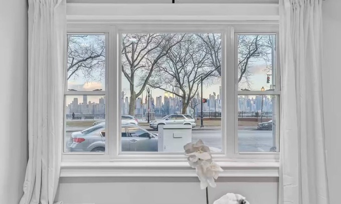 Weehawken Apartment | NYC VIEWS mins to downtown, parks, shop & Parking!