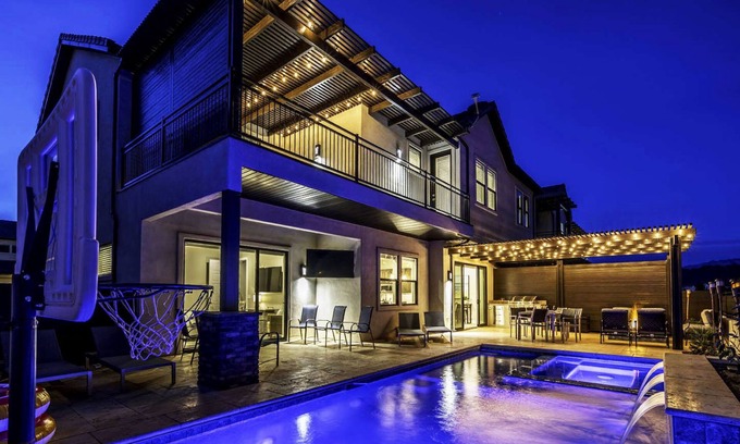 Santa Clara House | O-65&66| Sleeps 38 * Pvte Pool *Hot Tubs* Fire Pits * 2 homes duplex