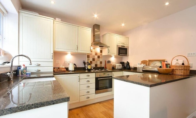 Lesbury Cottage | OAK COTTAGE, family friendly, with open fire in Alnmouth