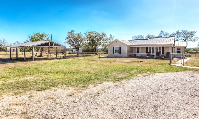 Maryneal House | Oak Creek Getaway- 2 minutes to Oak Creek Lake in Blackwell, Texas!
