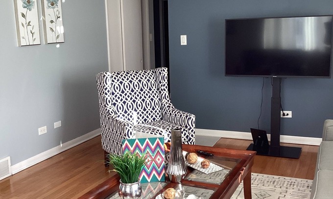 Oak Lawn Condo | Oak Lawn big 2nd floor Condo for 8 ppl 3 bedroom 2 bath Sofa bed Garage Parking.