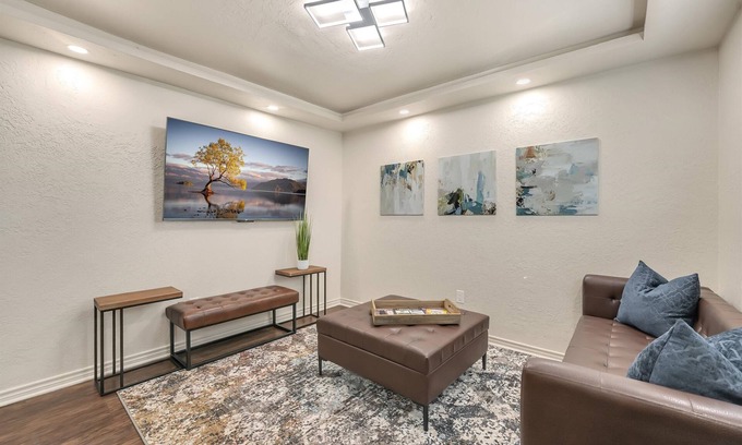 Lawton Apartment | Oak's Beautiful Contemporary Suite #08