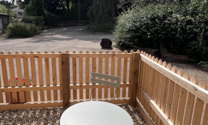 Caldicot Cabin | Oak Tree Cabin, A cozy cabin in charming Caerwent with WiFi access,