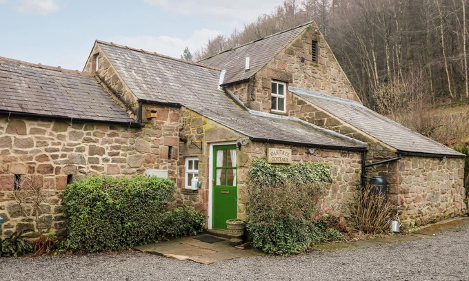 Crich Cottage | OAK TREE COTTAGE, pet friendly, with a garden in Cromford