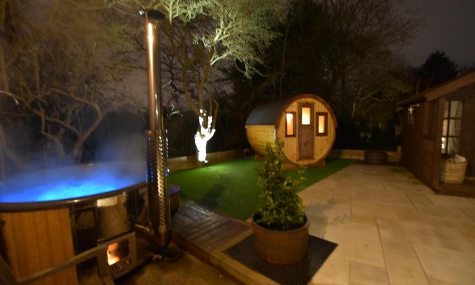 Earlswood House | Oak tree stables cottage