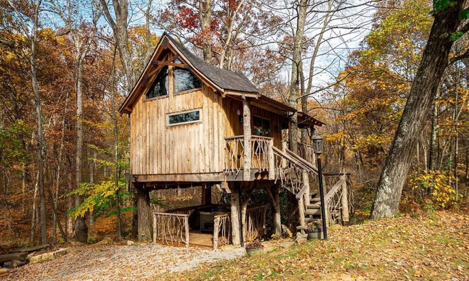 Farmington Cabin | Oakleaf Treehouse | 1BR,1BA, Hot Tub, Secluded Treehouse