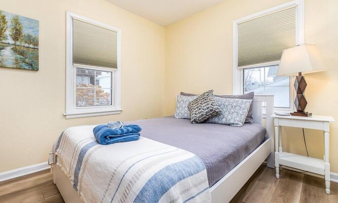 Dubuque House | Oaklie's Bungalow - Charming Home in Dubuque