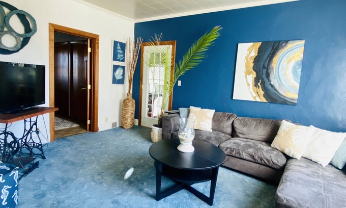 New Kensington House | Oakmont Spacious pool home & private hot tub
