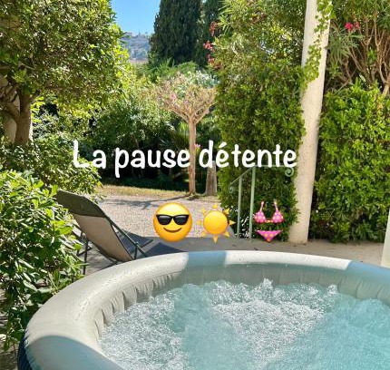 Mandelieu-La-Napoule Apartment | Oasis de verdure en centre-ville - jacuzzi privé