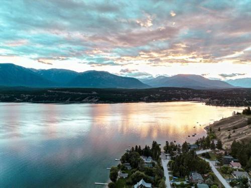East Kootenay House | Oasis Getaway, Mins to Lake, King Bed, Dbl Garage