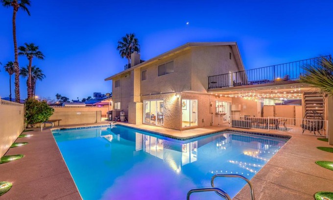 Paradise House | Oasis Near STRIP Pool Jacuzzi Deck Poker Room