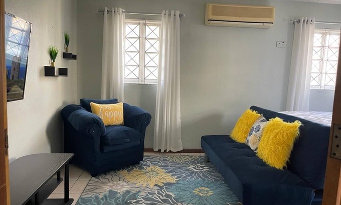 Constant Spring Apartment | Oasis@Oaklands: Centrally Located Kingston 1bed Apt