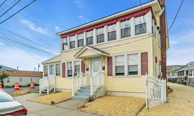 Point Pleasant Beach House | OCE222U | 2nd Flr 2BR 1 ba unit next to the beach/boardwalk! Parking, wifi, badges, PETS!