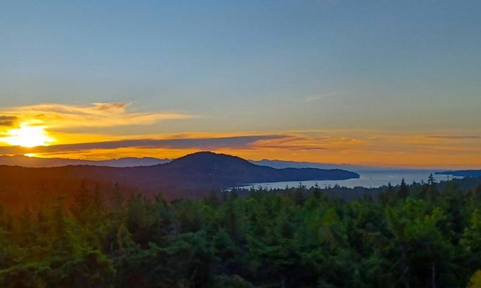Regional District of Nanaimo House | Ocean and mountain view rooms