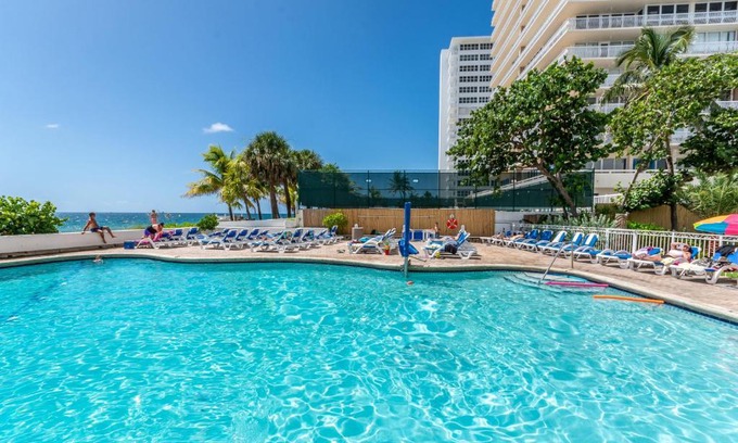 Galt Mile Apartment | Ocean Beach Condo 3BR On the Sand 811