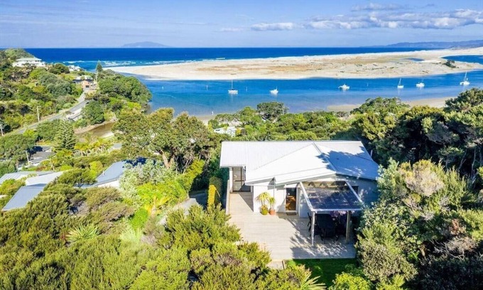 Mangawhai Heads House | Ocean Beach Retreat - Great views, sun, privacy, wifi, walk to the surf beach/estuary.