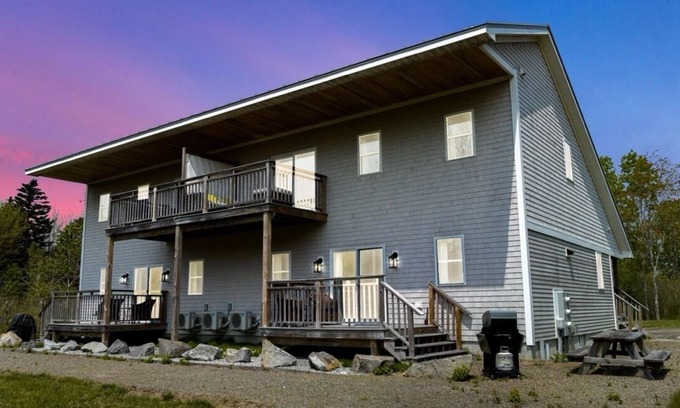 Owls Head House | Ocean Breeze East Wind – Walk to Beach, Sleeps 6