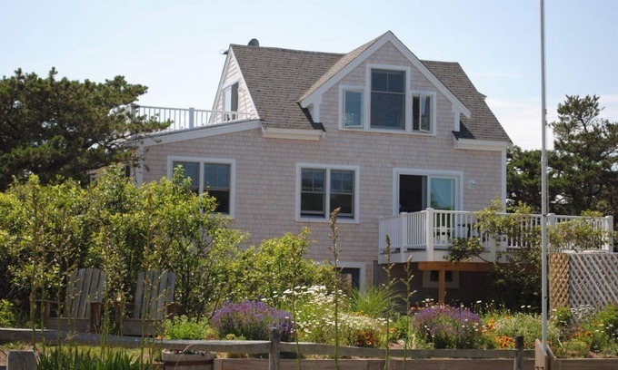 South Wellfleet Cottage | Ocean Cottage A/C near PB and Beachcomber. Steps to the beach! 50% discount 7/6