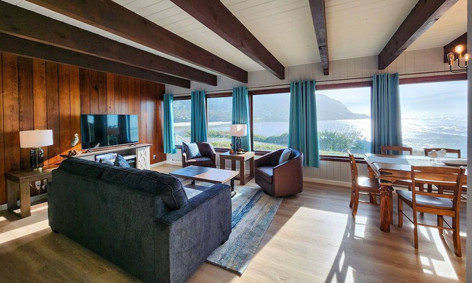 Yachats House | Ocean Front 5 BR Home! Yachats, Walk to Everything! Dog Friendly!