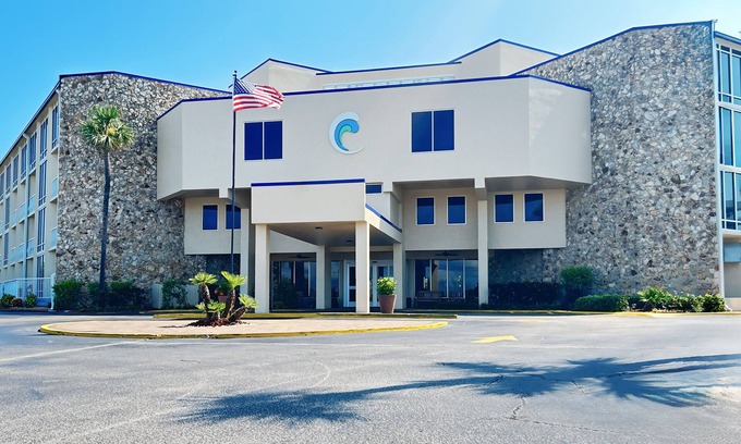 Ortona Park Apartment | Ocean Front Resort w/Beachfront Pool & Beach Access - Studio Unit