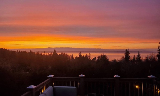 Edmonds House | Ocean&Mountain View/BBQ/King Bed/Game Room/Family