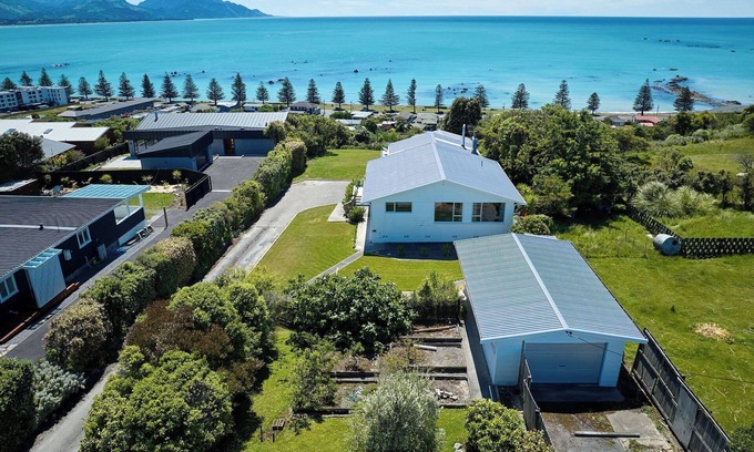 Kaikoura House | Ocean & Mountain Views | Spacious Home